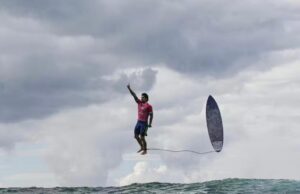 A foto do atleta preso a prancha e flutuando sob as águas do Taiti, na Polinésia Francesa, é destaque na imprensa mundial.