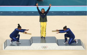 A brasileira conquista o ouro, deixa Simone Biles com a medalha de prata e se torna a maior atleta olímpica brasileira.