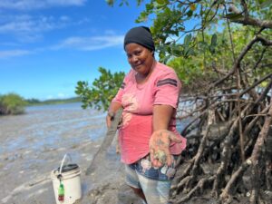 Moradora de Tairu encontra descanso e fonte de renda no mangue de Matarandiba