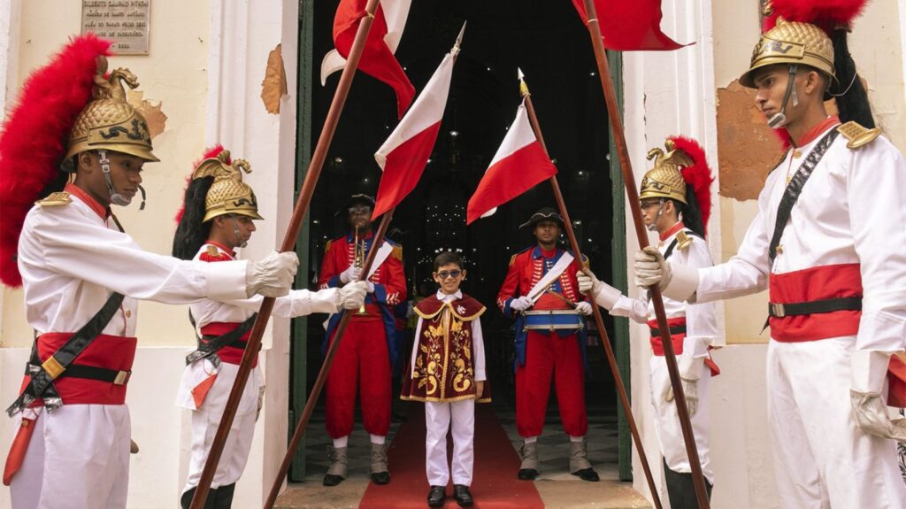 A Festa do Divino Espírito Santo movimenta Salvador em junho com cortejos, missas e coroação do Menino Imperador