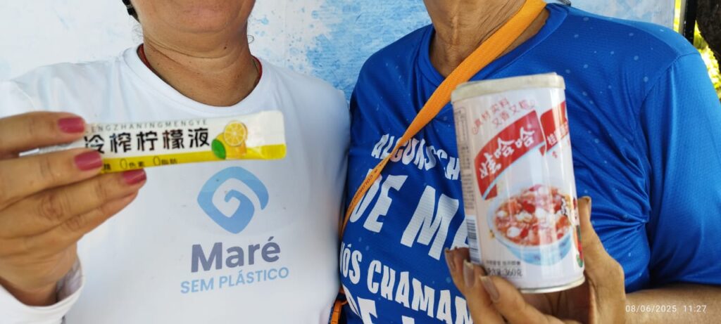Lixo oriental é encontrado durante mutirão de limpeza na praia de Barra do Pote, em Vera Cruz