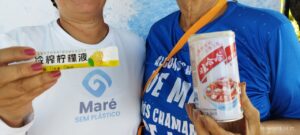 Lixo oriental é encontrado durante mutirão de limpeza na praia de Barra do Pote, em Vera Cruz