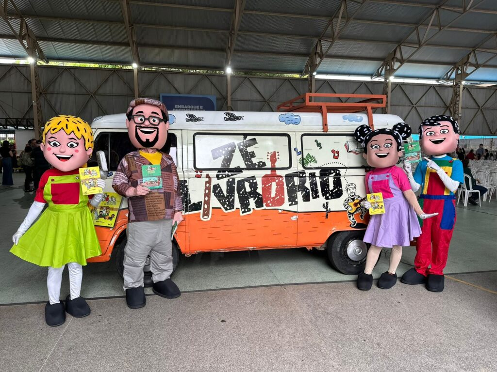 Kombi do Zé Livrório leva música e literatura para a criançada na FLILAURO