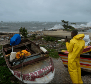 Furacão Melissa atinge a Jamaica com ventos históricos de 298 km/h e segue em direção a Cuba
