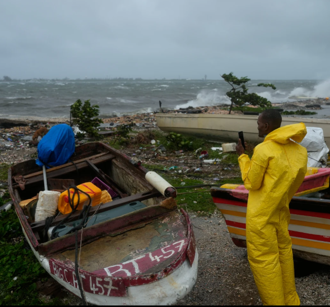 Furacão Melissa atinge a Jamaica com ventos históricos de 298 km/h e segue em direção a Cuba