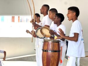 Encontro do Grupo Capoeira Viola reúne 29 capoeiristas e destaca a importância da arte na formação comunitária.