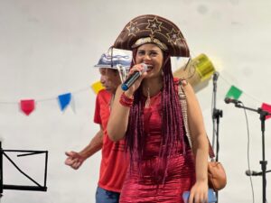 Idealizadora da Procissão dos Sanfoneiros, a professora Paulinha Oliveira é uma das vozes mais potentes do forró na Bahia