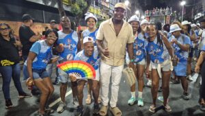 Eddy Samba leva identidade de Vera Cruz ao desfile do Bloco Abuse e Use no Carnaval de 2026