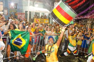 Torcida Brasil Olodum desafia chuva e reúne público no Pelourinho Torcida Brasil Olodum desafia chuva e reúne público no Pelourinho