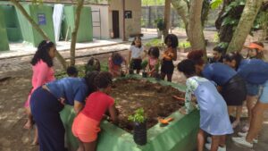 Em Itaparica, estudantes transformam visitas escolares em experiências científicas