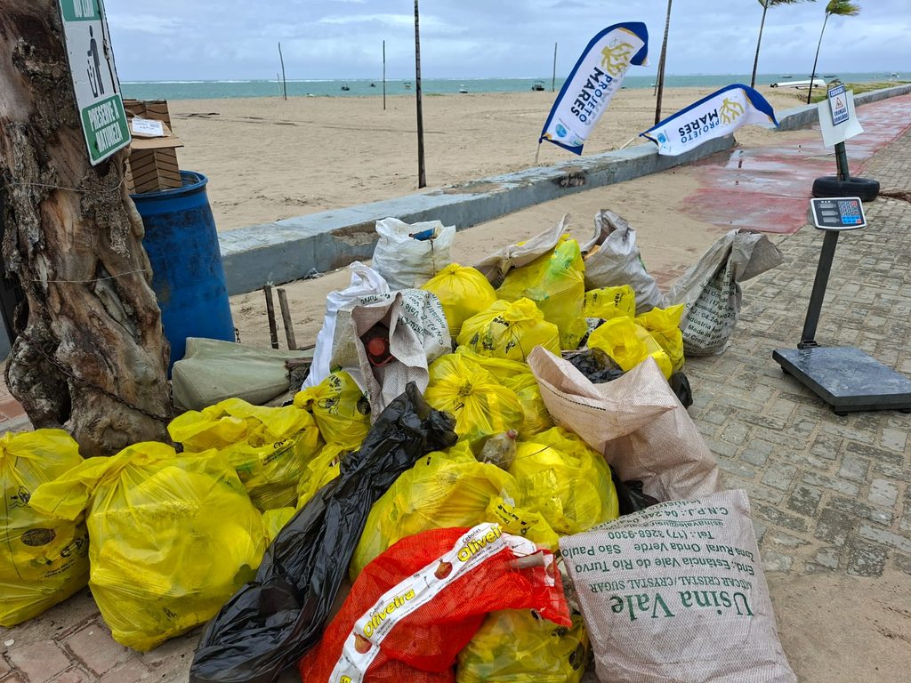 Projeto Mares recolhe 165 kg de resíduos em ação de limpeza de praia em Mar Grande